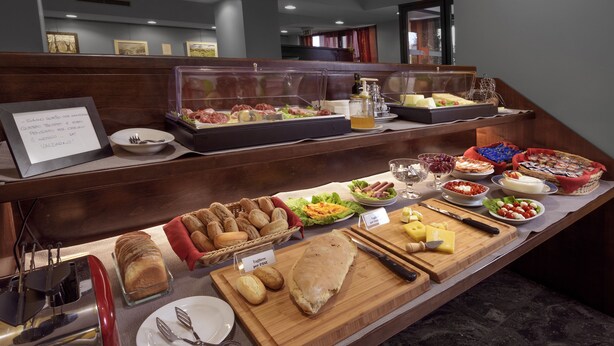 Un buffet proposant une variété de plats et d’ustensiles.