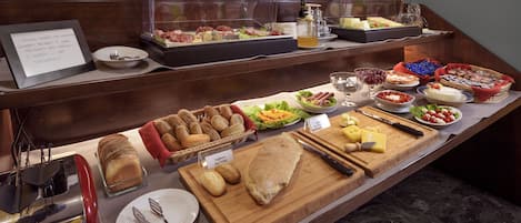 Breakfast (EUR 5 per person)