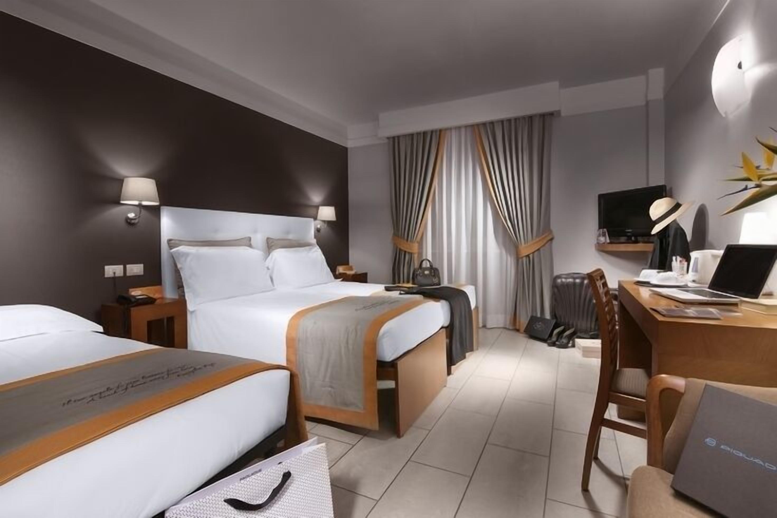 comfort room, 3 single beds, non smoking | egyptian cotton sheets, premium bedding, free minibar items