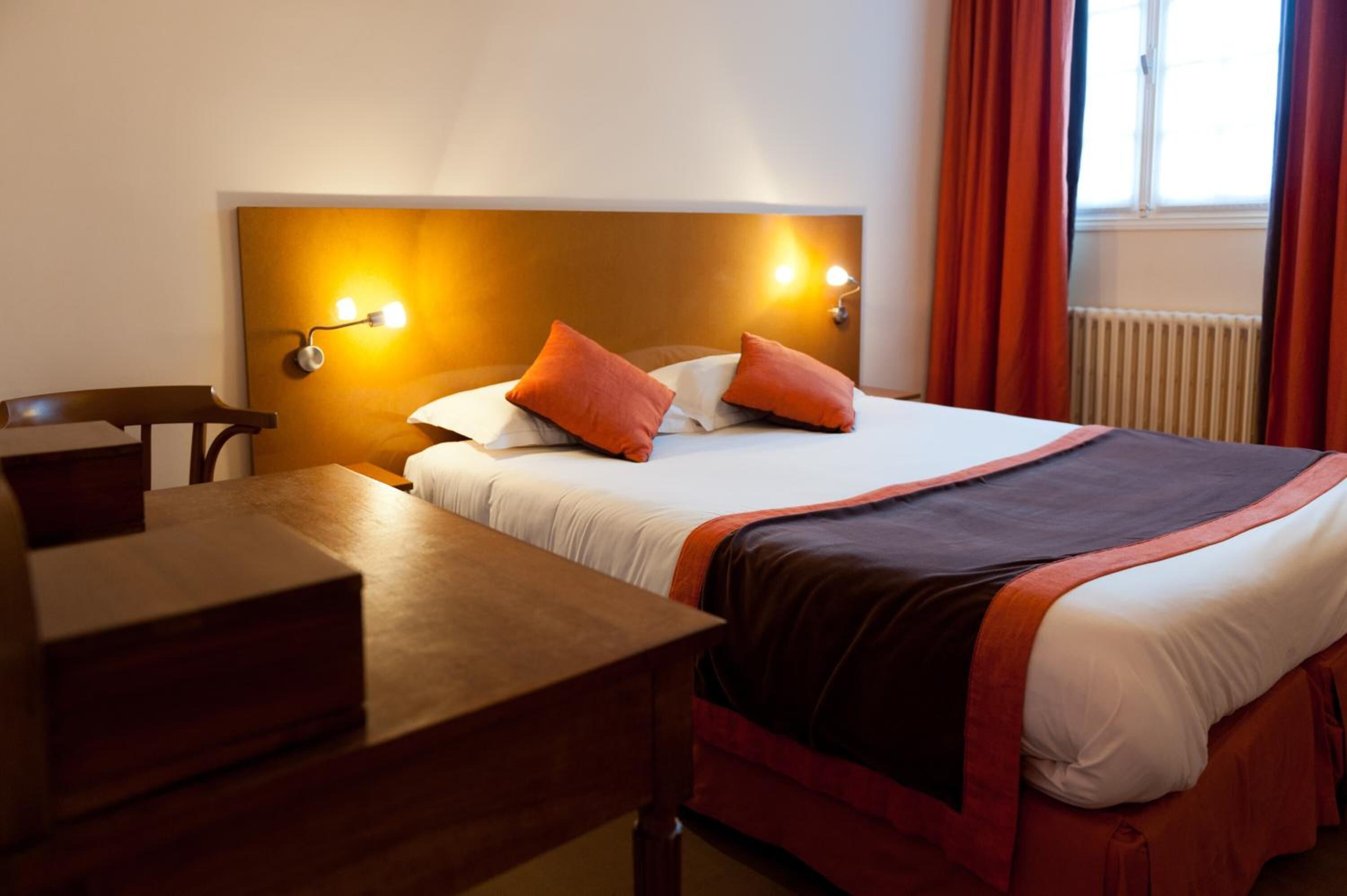 desk, soundproofing, free cots/infant beds, free wifi