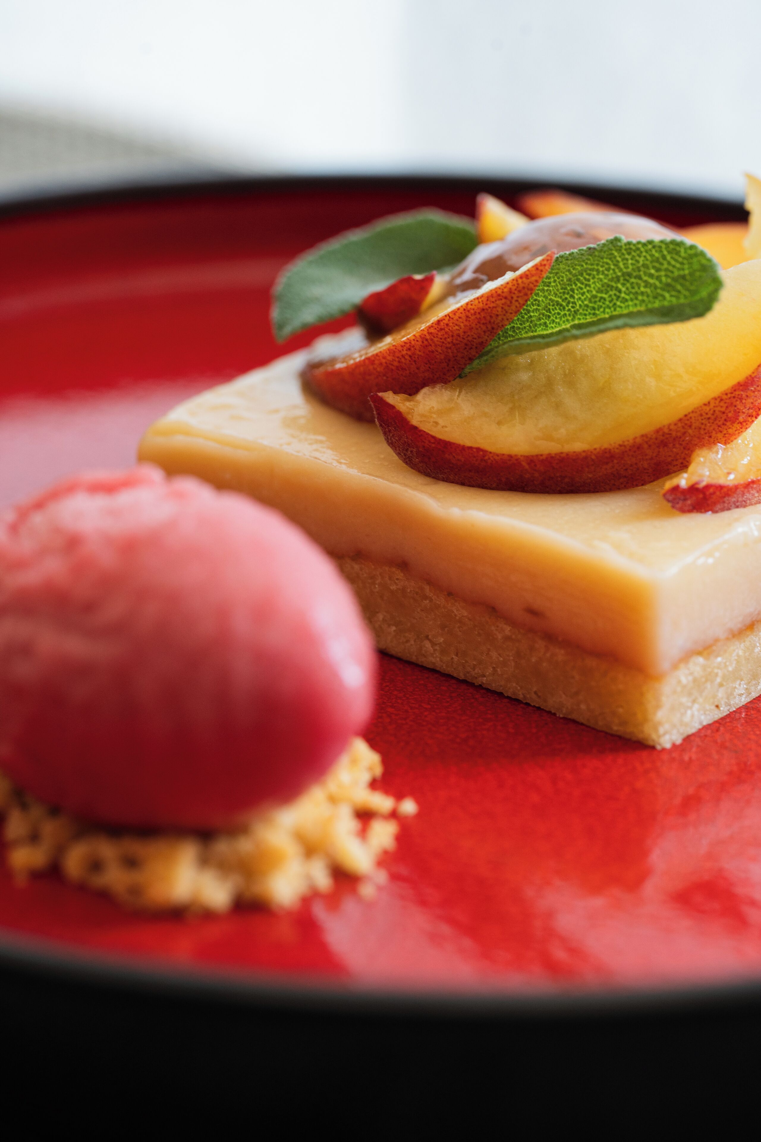 Een dessert op een rood bord.