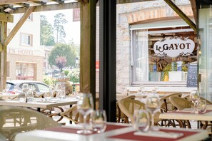 Terrace/patio - The Originals Boutique, Hôtel Ô Gayot (Bagnoles-de-l'Orne)