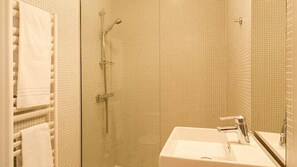 Klassieke tweepersoonskamer | Badkamer | Gratis toiletartikelen, een haardroger, handdoeken