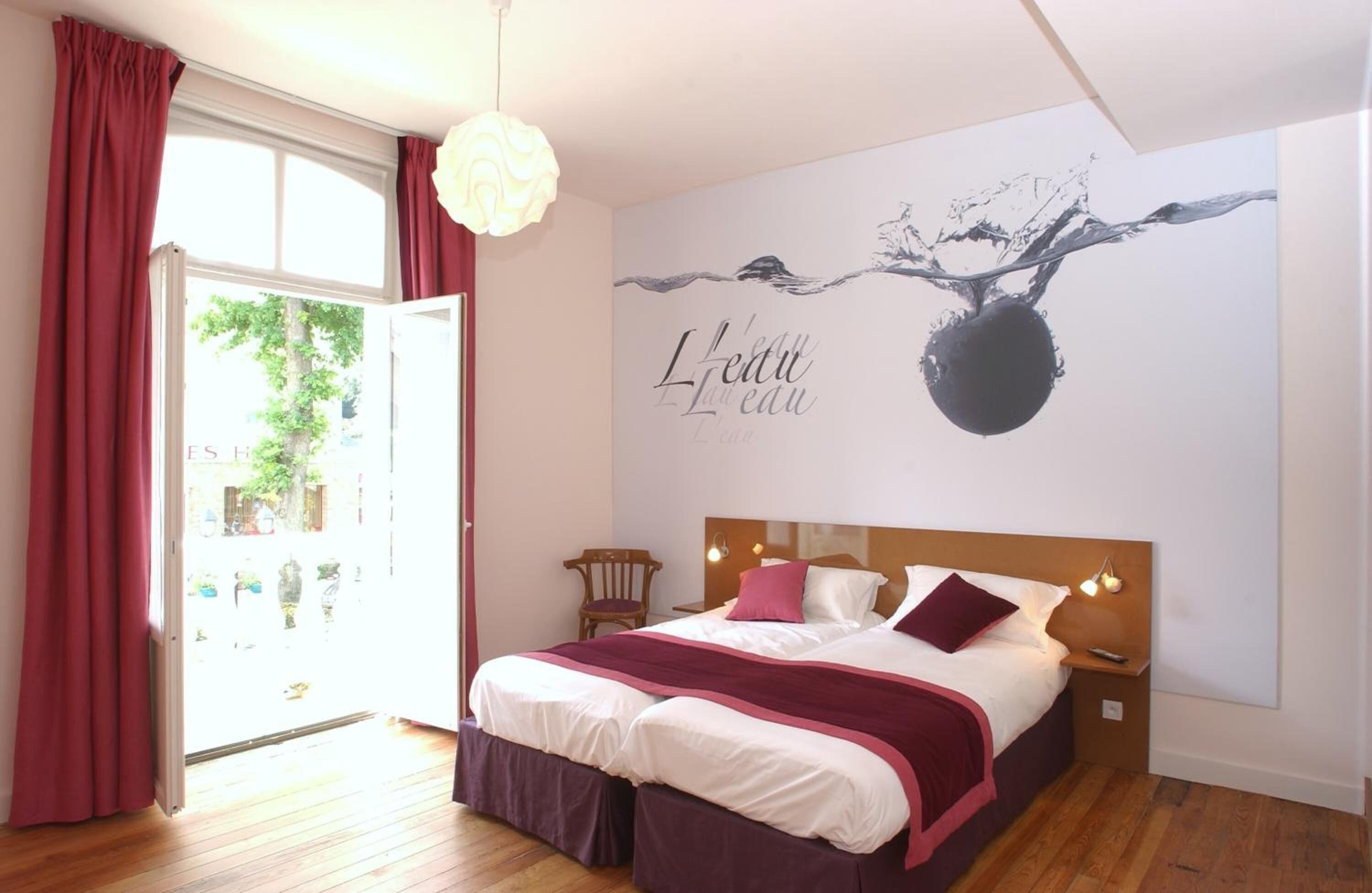 desk, soundproofing, free cots/infant beds, free wifi