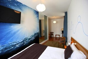 Desk, soundproofing, free cots/infant beds, free WiFi