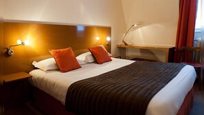 A hotel room with a bed, nightstands, a desk, and a chair. - The Originals Boutique, Hôtel Ô Gayot (Bagnoles-de-l'Orne)
