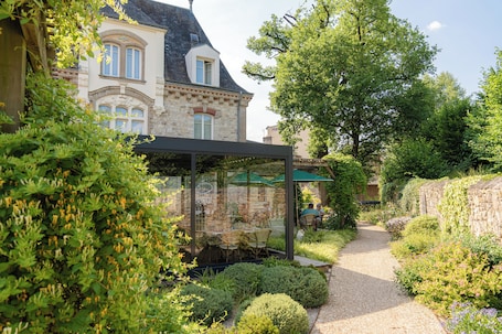 Terrace/patio. The Originals Boutique, Hôtel Ô Gayot