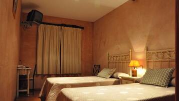 Classic Double Room | In-room safe, desk, blackout drapes, soundproofing