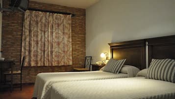 Phòng đôi phong cách cổ điển | Két bảo mật tại phòng, bàn, màn/rèm cản sáng, phòng cách âm