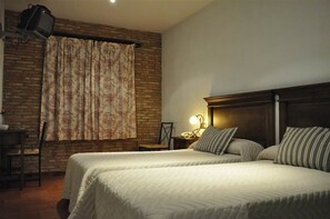 Classic Double Room | In-room safe, desk, blackout drapes, soundproofing - Hotel Rural Carlos I (Garganta la Olla)