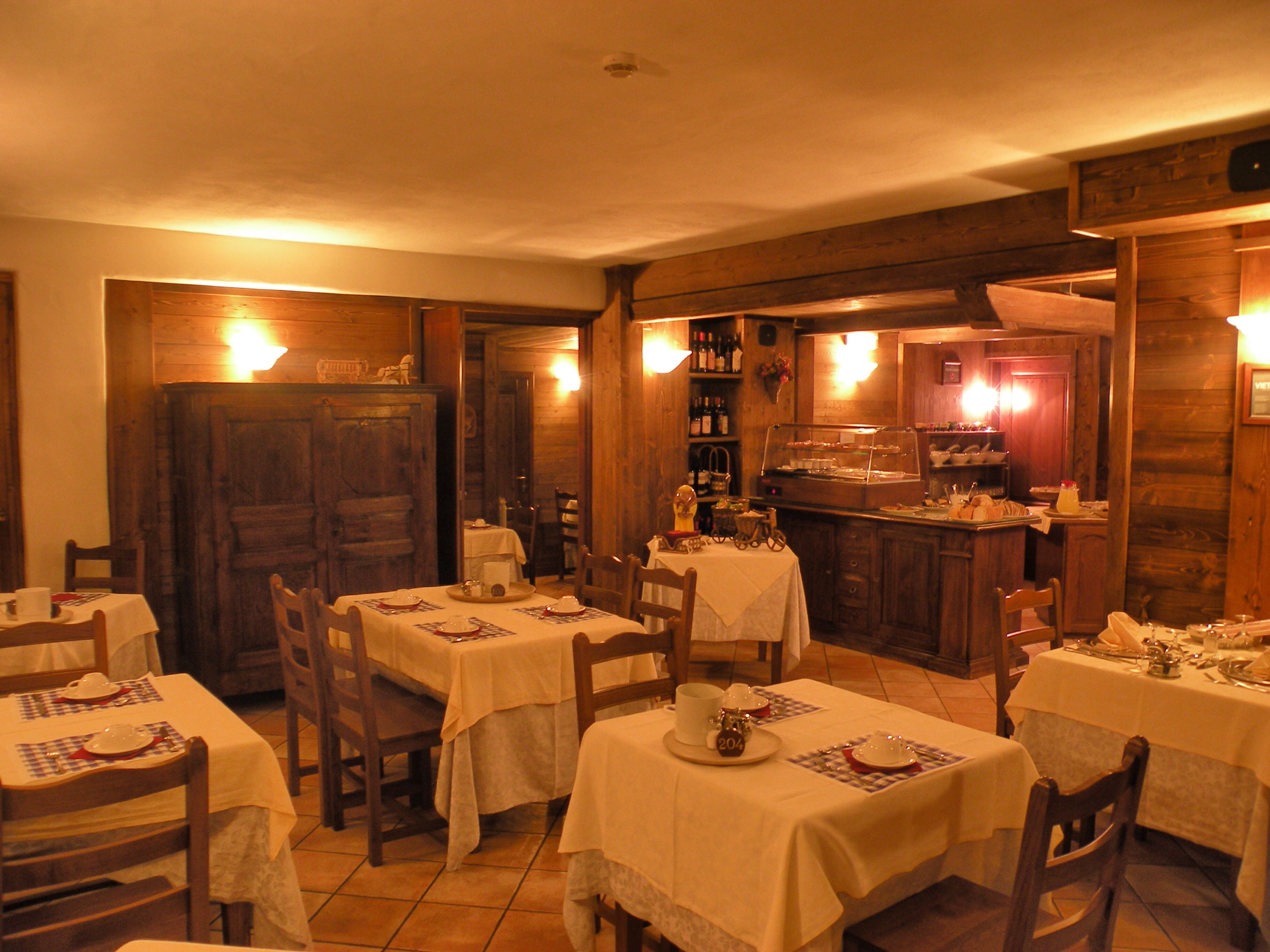 Petit déjeuner et dîner servis sur place