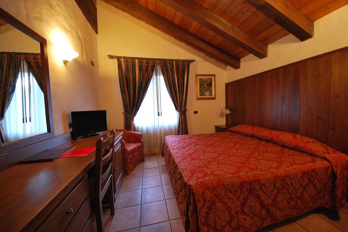 Standard Double or Twin Room | Minibar, in-room safe, desk, free WiFi
