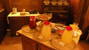 Tägliches Frühstücksbuffet gegen Gebühr