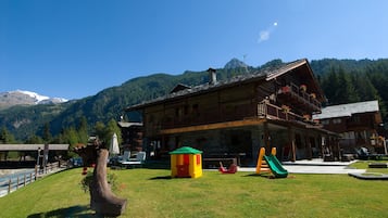 Área de juegos infantiles al aire libre