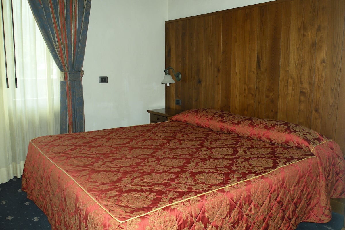 Kamar Double Ekonomi | Minibar, brankas, meja kerja, dan Wi-Fi gratis