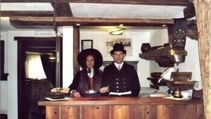 A wooden reception desk with a sign that reads "RECEPTION". - Bellevue (Ayas)