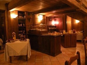 Petit déjeuner et dîner servis sur place