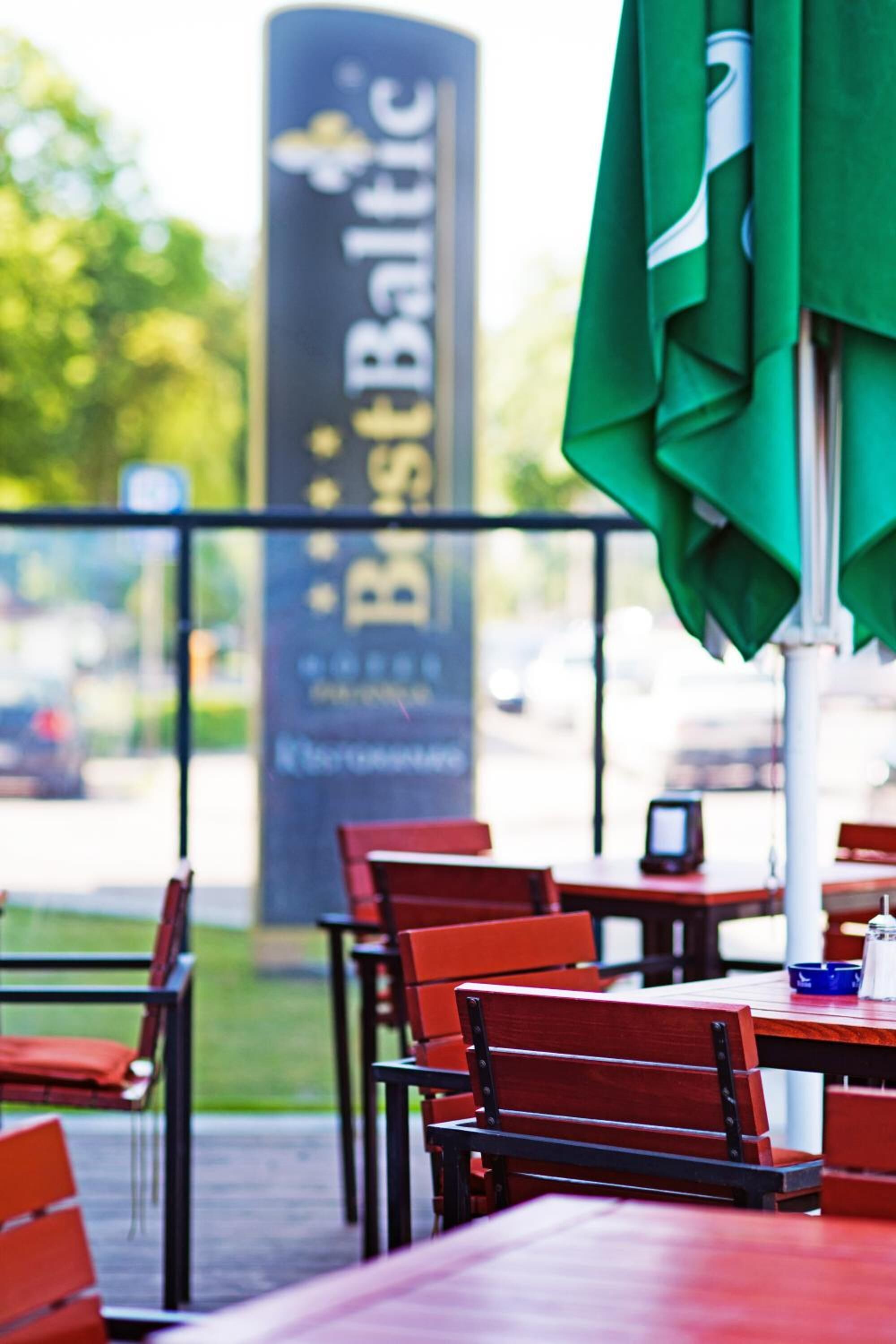 Se sirven desayunos y cenas; con mesas al aire libre 