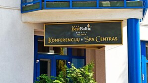A hotel with a sign reading "Best Baltic Hotel Palanga Konferenciju Spa Centros". - Best Baltic Hotel Palanga (Palanga)