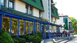 A restaurant with a blue exterior and large windows. - Best Baltic Hotel Palanga (Palanga)