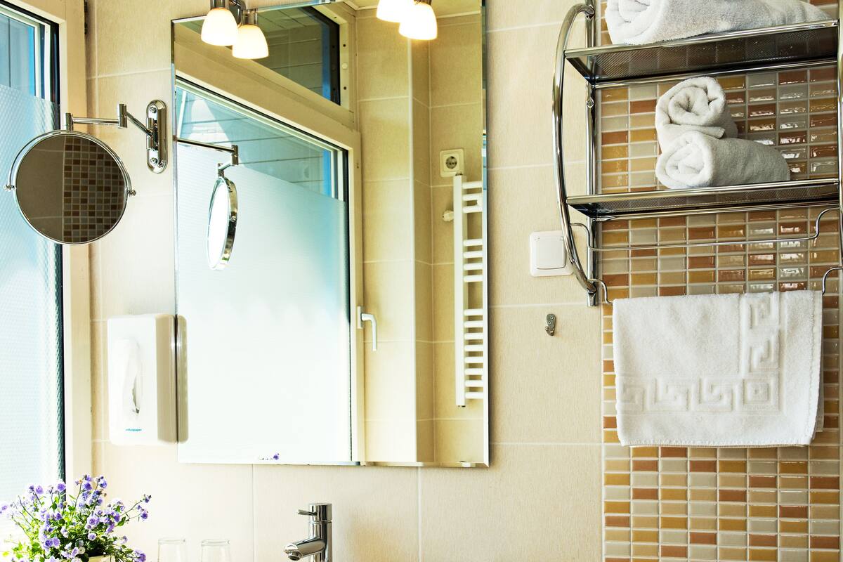 Dusche, kostenlose Toilettenartikel, Haartrockner, Handtücher