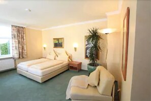 经典双人房 | 办公桌、笔记本电脑工作区、隔音、免费 WiFi