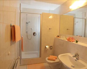 Shower, hair dryer, towels - Pension am Grossen Garten (Dresden)