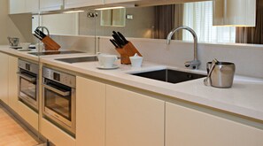 Frigorífico, microondas, placa de cocina y lavavajillas