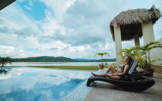 Suite, Lake View | Premium bedding, laptop workspace, blackout drapes, bed sheets