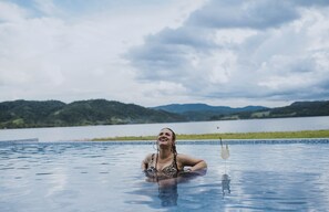 Piscina externa, funciona das 10h às 18h, guarda-sóis, espreguiçadeiras