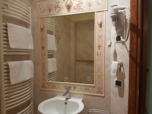 Kamar Single | Kamar mandi | Perlengkapan mandi gratis, pengering rambut, kloset, dan handuk