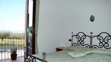 Ropa de cama de alta calidad y caja de seguridad en la habitación