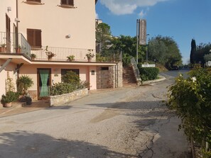 Front of property - Hotel Ponte San Vittorino (Assisi)