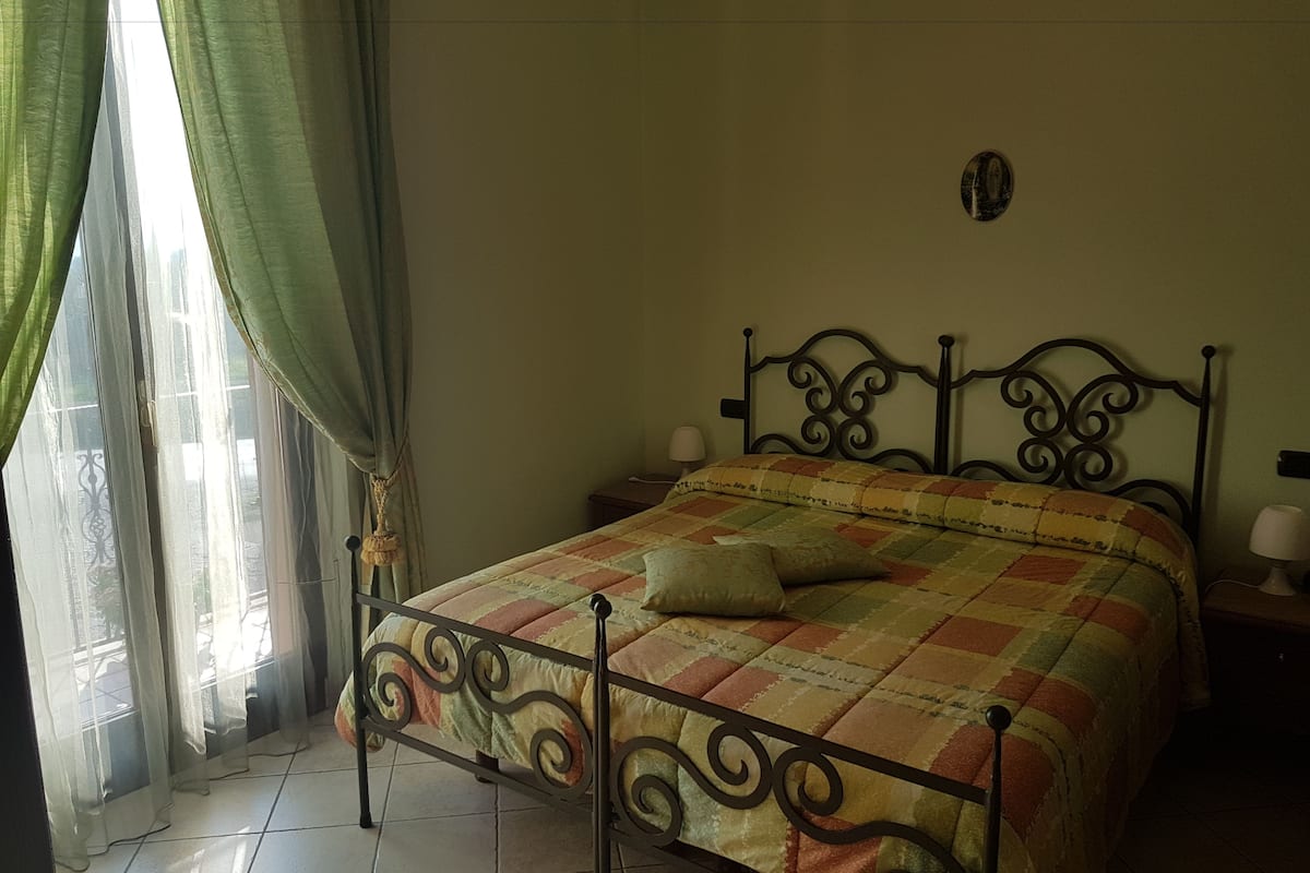 Kamar Double | Seprai premium, brankas, meja kerja, dan Wi-Fi gratis