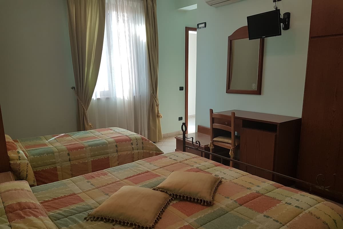 Kamar Triple | Seprai premium, brankas, meja kerja, dan Wi-Fi gratis