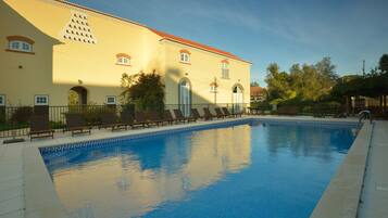 AuĂenpool, Sonnenschirme, LiegestĂŒhle