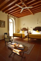 Dona Maria Suite (Ground Floor, Max 6 Guests) | Zimmersafe, individuell dekoriert, individuell eingerichtet