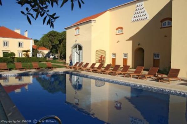 Piscine extérieure, parasols de plage, chaises longues