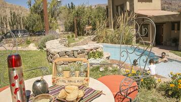 Melayani makan malam