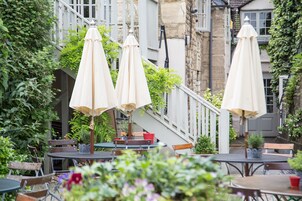 Lunch and dinner served