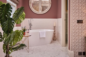 Luxury Room | Bathroom | Free toiletries, hair dryer, towels