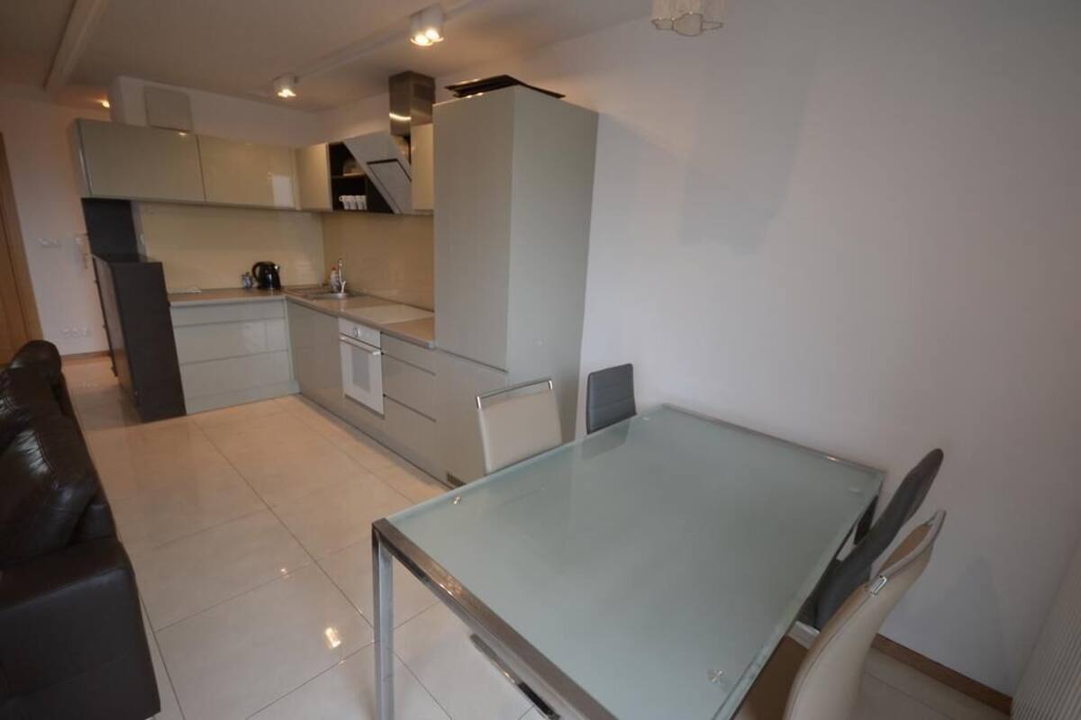 Private kitchen | Coffee/tea maker, full-size fridge, microwave, oven