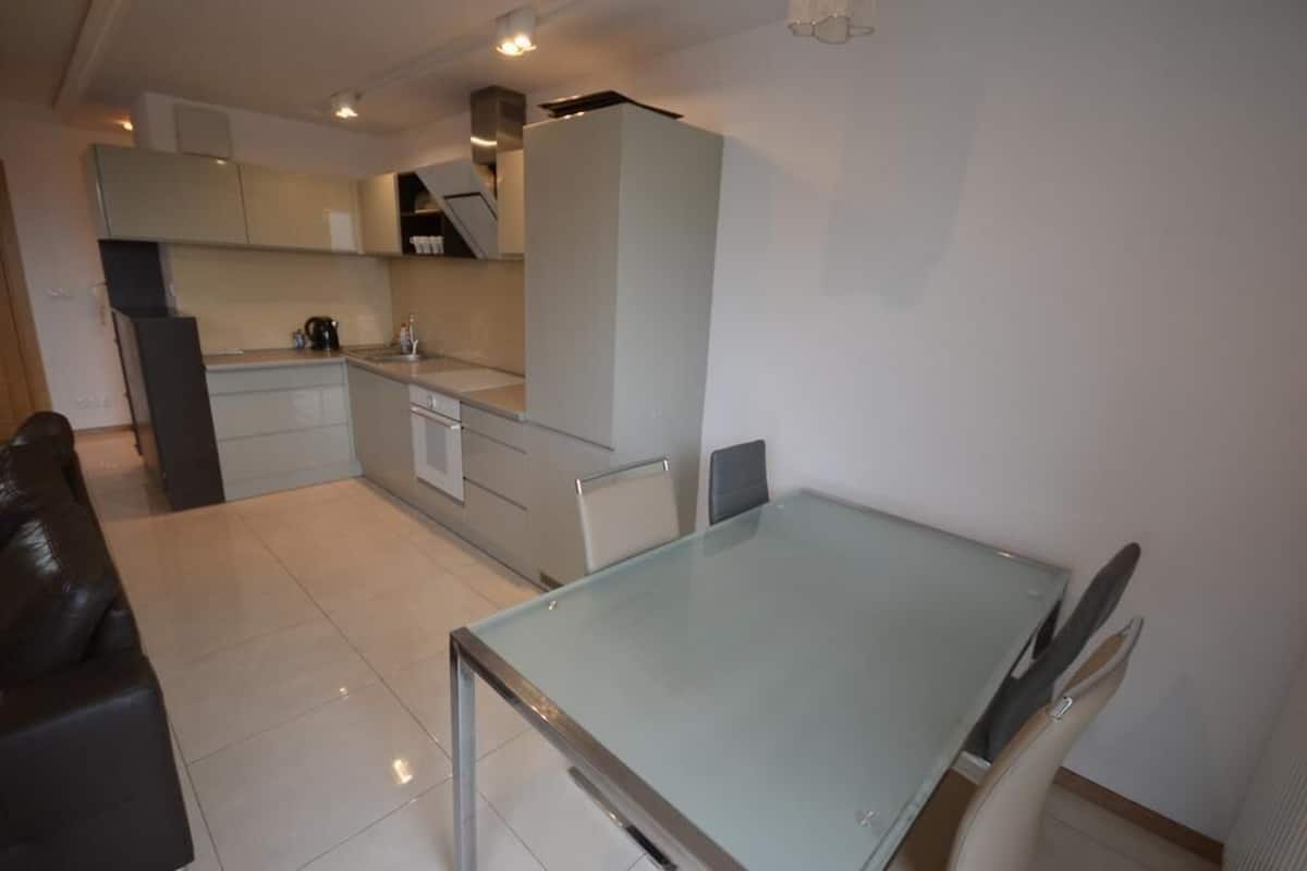 Private kitchen | Coffee/tea maker, full-size fridge, microwave, oven