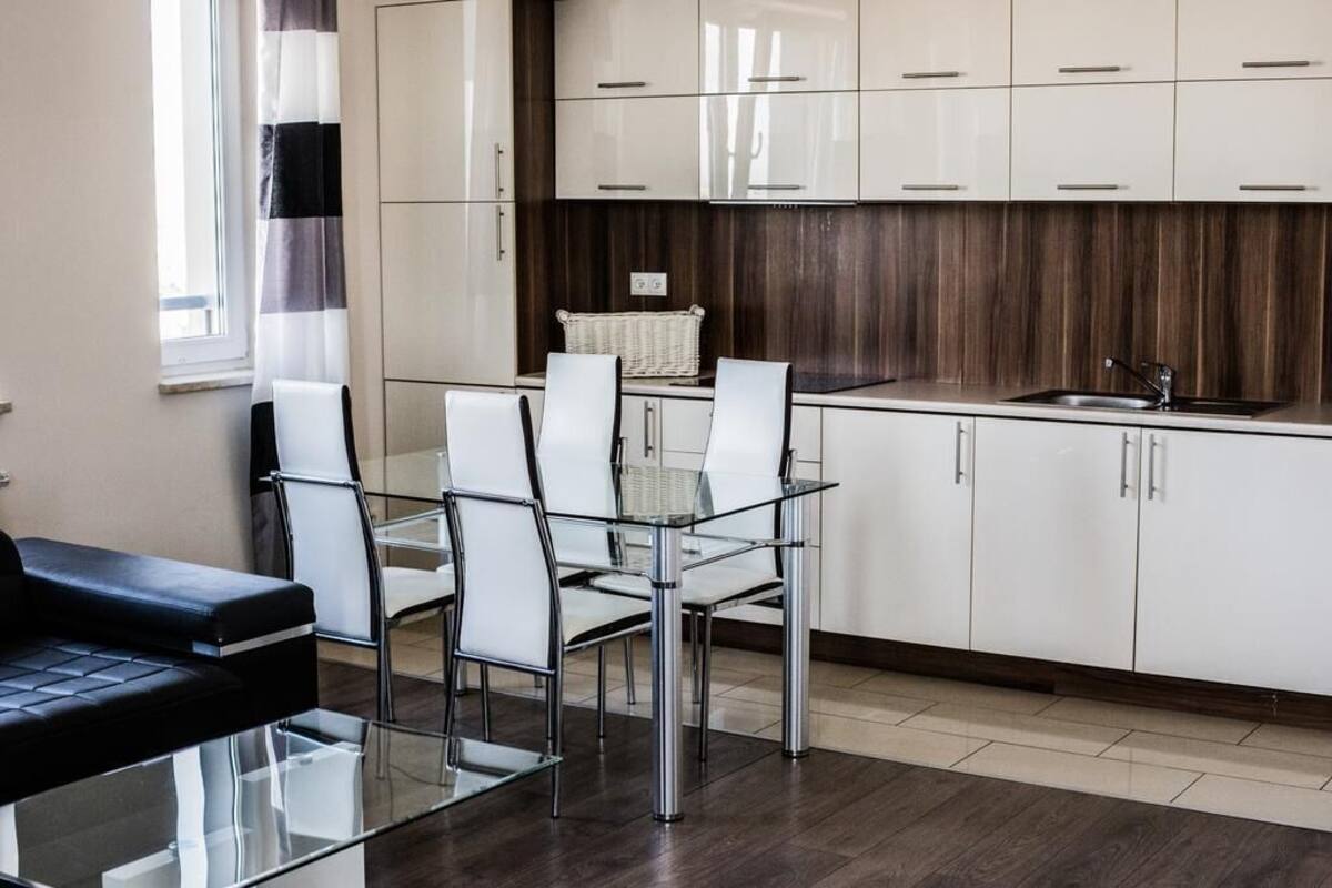 Private kitchen | Coffee/tea maker, full-size fridge, microwave, oven