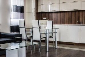 Appartement supérieur, 1 chambre | Aire de séjour | Téléviseur de 32 po avec télévision par cùble