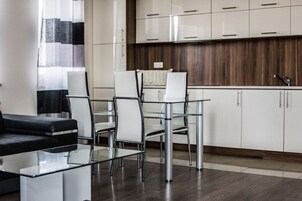 Superior Διαμέρισμα, 1 Υπνοδωμάτιο | Περιοχή καθιστικού | Τηλεόραση 32 ιντσών με καλωδιακά κανάλια