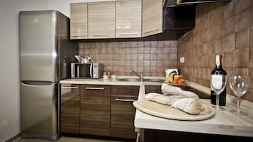 Refrigerador con congelador, microondas, horno y parrilla de estufa