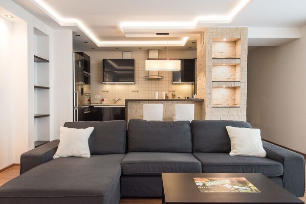 Appartement Deluxe, 2 chambres | Salle de séjour | Téléviseur de 32 po avec télévision par cùble