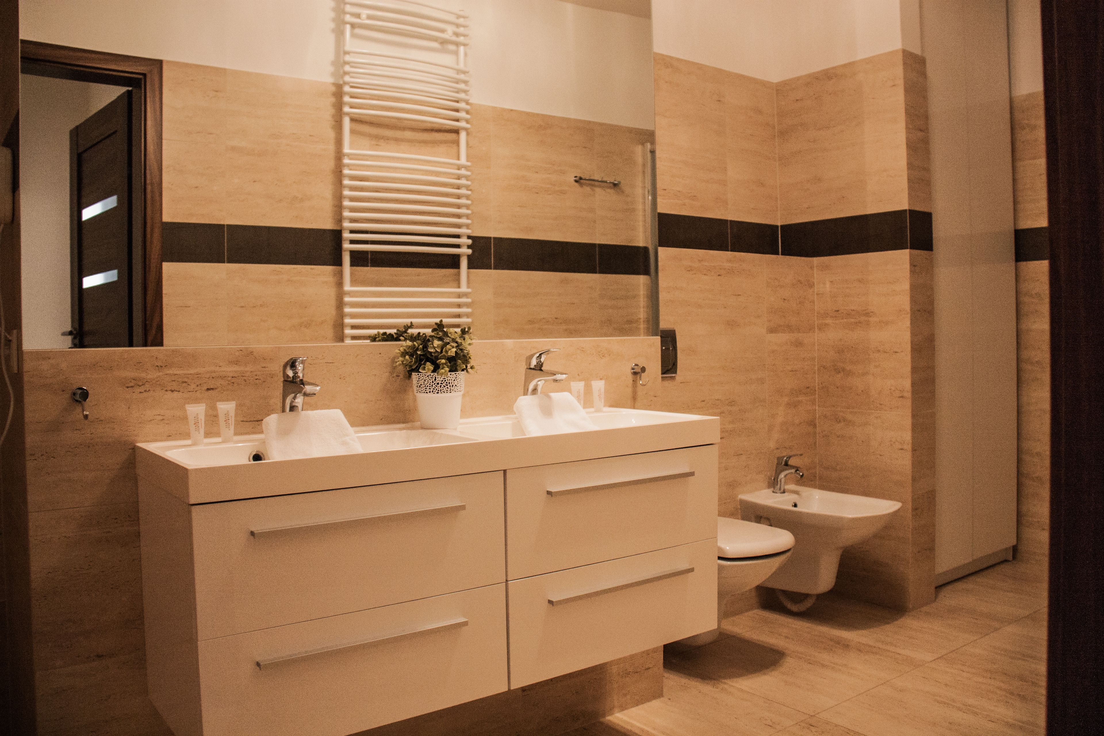 Un baño moderno con tocador doble, inodoro y bidé.