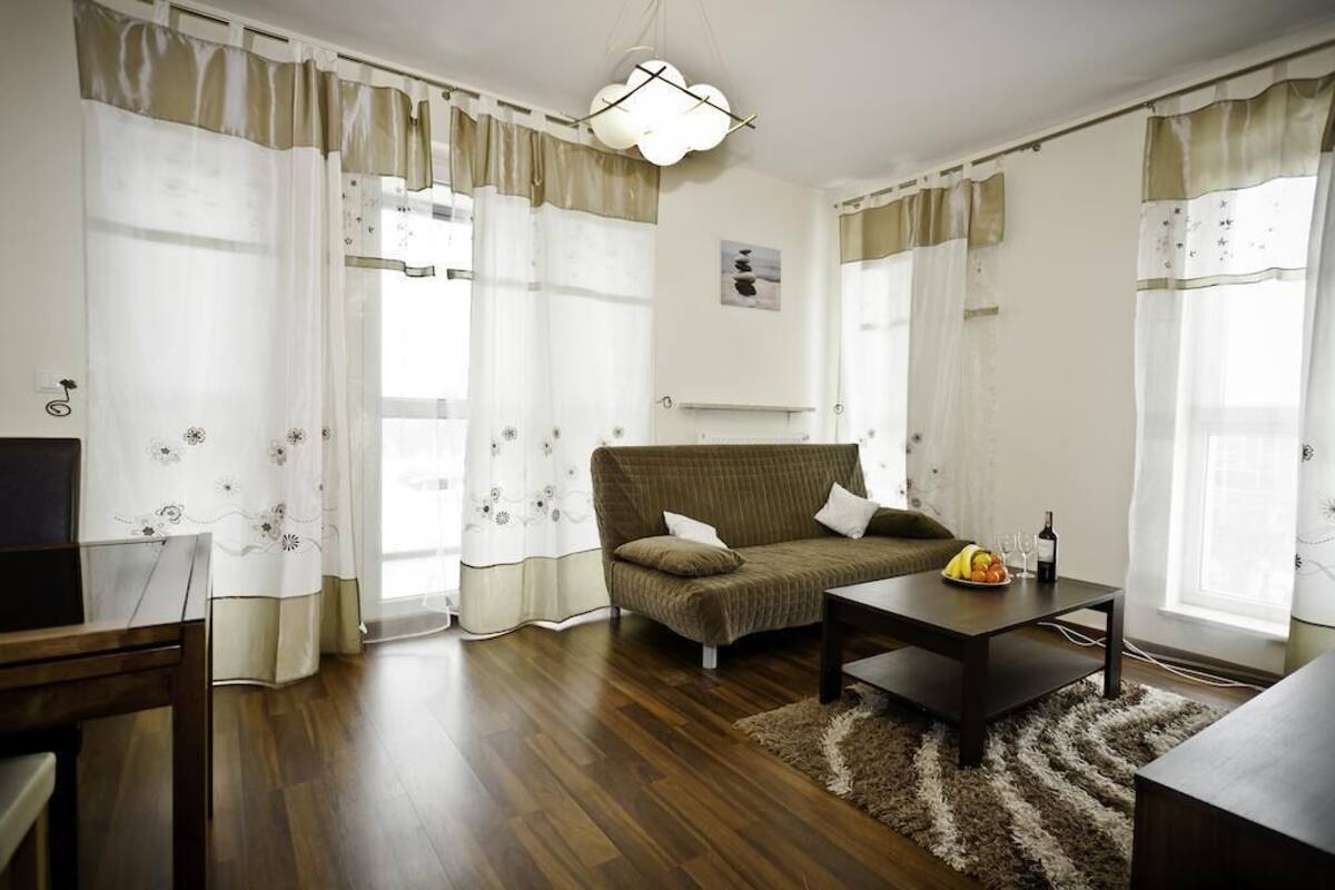 Living room | 32-inch TV with cable channels